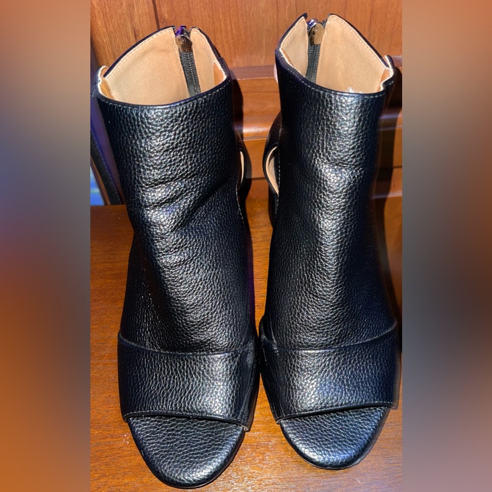 Black heeled shoes
